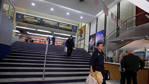 Imagen de los agentes a la salida del cine en el que se registró el suceso - ROBER SOLSONA