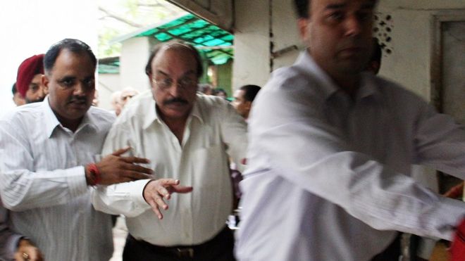 Goal Ansal (middle) in court. (photo: BBC)