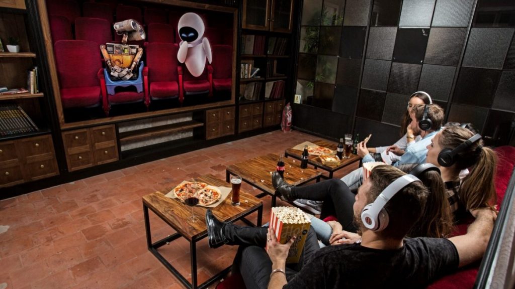 Movie, pizza, popcorn and headphones. (image: Muvix)