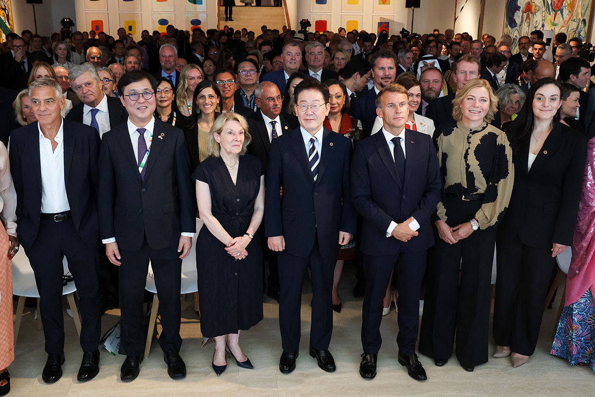 Lumière Summit 2026 Group Photo - Emmanuel Macron and Lee Jae-myung